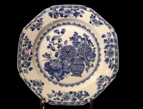 Paire d’assiettes octogonales en porcelaine de Chine