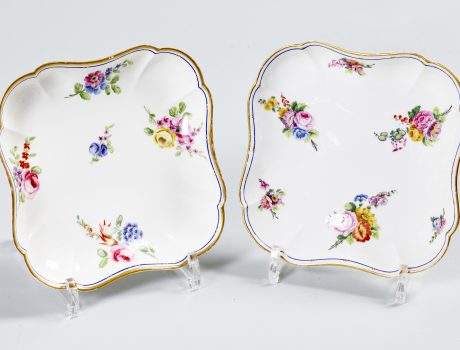 Réunion de deux jattes en porcelaine tendre de Sèvres